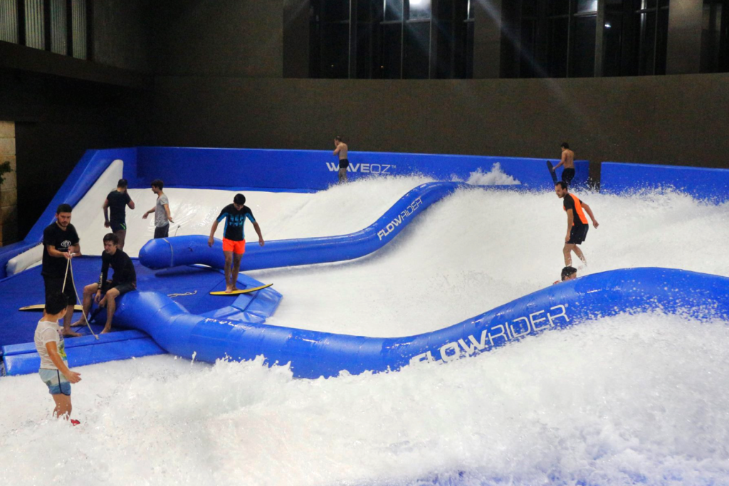 Искусственная волна москва цена. Flowrider Лужники. Flow House Yerevan. Искусственная волна Flowrider. Искусственная волна Питерлэнд.